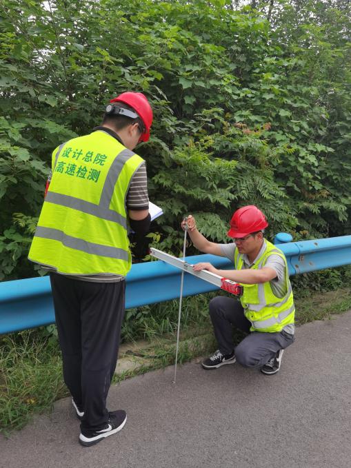 高速检测一线人员在G50沪渝高速汉宜段改扩建工程对波形梁钢护栏横梁中心高度进行检测