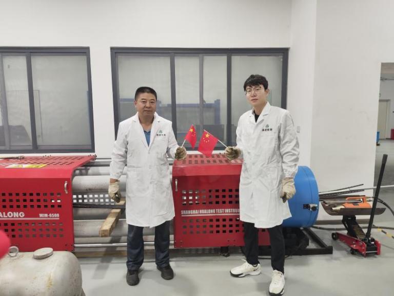 高速检测试验人员在母体实验室进行静载保护试验